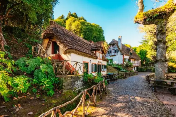 Casitas de cuento con tejados de paja, perfectas para descubrir dónde viajar con adolescentes en España. Un lugar mágico.