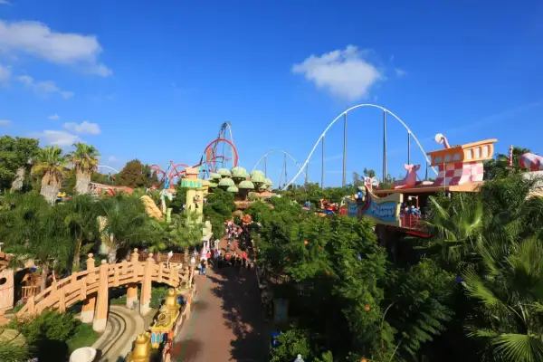 Alegres atracciones y montañas rusas en PortAventura, con un ambiente festivo que recuerda a Halloween.