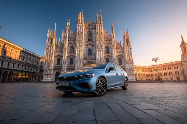 Un coche azul aparcado frente al Duomo de Milán. ¡Consejos para alquilar coche en Italia!