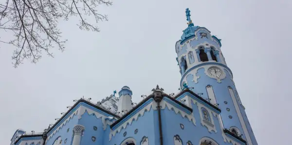 La Iglesia Azul de Bratislava en Navidad, con su torre de reloj y detalles blancos sobre fondo azul, parece sacada de un cuento.