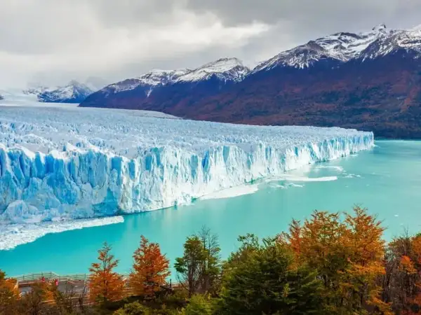 Impresionante glaciar Perito Moreno, un sueño para viajar a Argentina por libre. Montañas nevadas y aguas turquesas.
