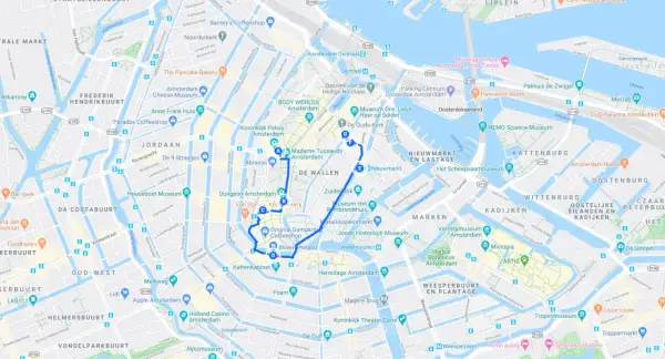 Mapa de Ámsterdam con ruta turística marcada en azul, incluyendo puntos de interés.