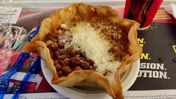 Taco salad crujiente en la cantina PortAventura, con frijoles, carne y queso rallado.