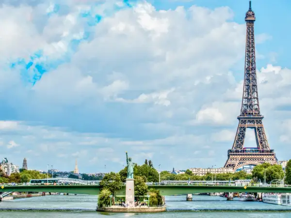 Torre Eiffel y Estatua de la Libertad en París, ideal para tu itinerario de qué ver en París en 3 días.